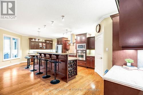 138 Knox Rd E, Wasaga Beach, ON - Indoor Photo Showing Kitchen With Upgraded Kitchen