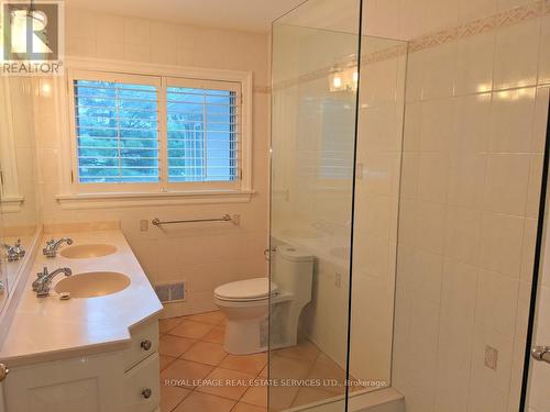 1602 Lincolnshire Boulevard, Mississauga, ON - Indoor Photo Showing Bathroom