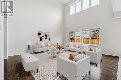 1042 Cole St, Innisfil, ON - Indoor Photo Showing Living Room