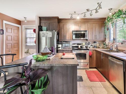 Kitchen - 145 29E Avenue, Saint-Blaise-Sur-Richelieu, QC - Indoor Photo Showing Kitchen With Double Sink With Upgraded Kitchen