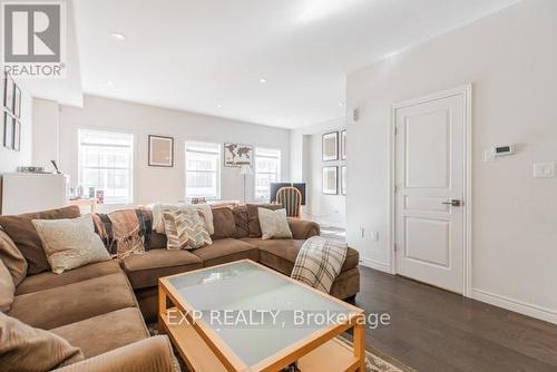 20 John Russell Lane W, Kitchener, ON - Indoor Photo Showing Living Room