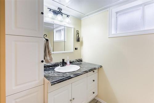 921 West 5Th Street, Hamilton, ON - Indoor Photo Showing Bathroom
