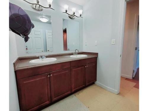171 1St St, Tofino, BC - Indoor Photo Showing Bathroom