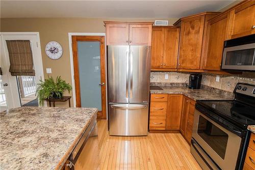 46 6Th Avenue Se, Carman, MB - Indoor Photo Showing Kitchen