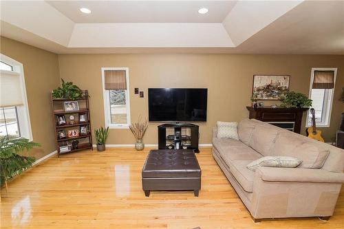 46 6Th Avenue Se, Carman, MB - Indoor Photo Showing Living Room