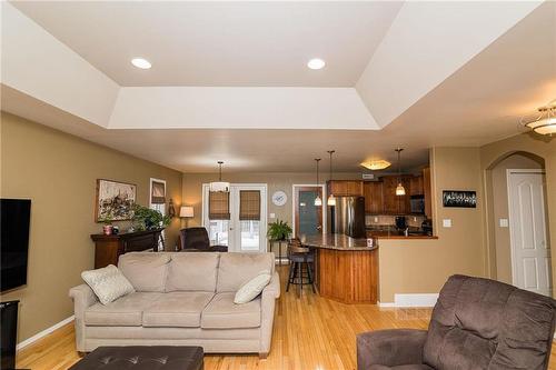 46 6Th Avenue Se, Carman, MB - Indoor Photo Showing Living Room