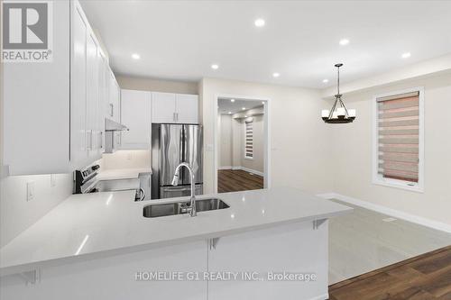 904 Oasis Dr, Mississauga, ON - Indoor Photo Showing Kitchen With Double Sink With Upgraded Kitchen