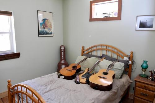 6927 Customs Road, Kingsgate, BC - Indoor Photo Showing Bedroom