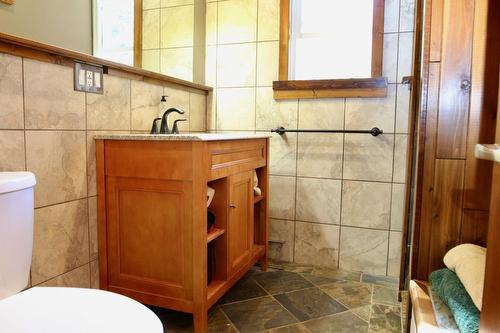 6927 Customs Road, Kingsgate, BC - Indoor Photo Showing Bathroom