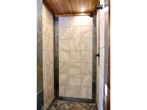 6927 Customs Road, Kingsgate, BC - Indoor Photo Showing Bathroom