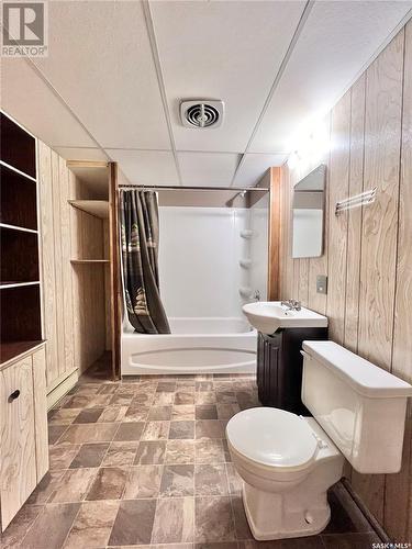 37 Carter Crescent, Outlook, SK - Indoor Photo Showing Bathroom