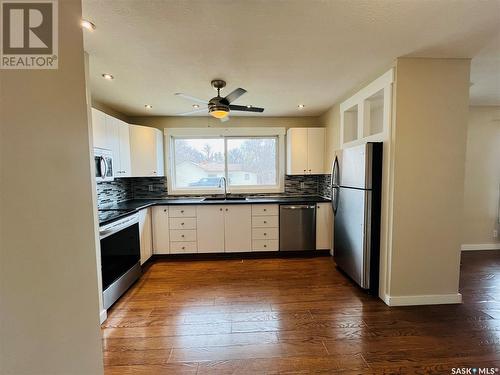 407 4Th Street E, Shaunavon, SK - Indoor Photo Showing Kitchen With Double Sink