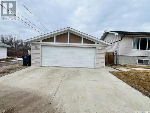 407 4Th Street E, Shaunavon, SK - Outdoor With Exterior