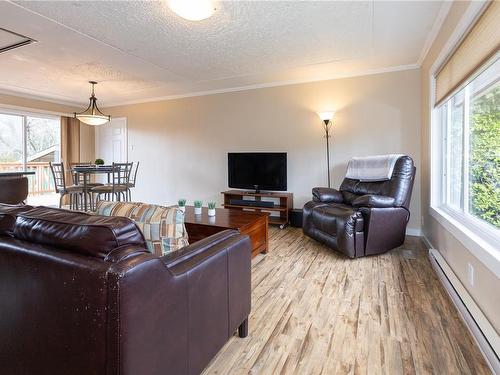 2135 Willemar Ave, Courtenay, BC - Indoor Photo Showing Living Room