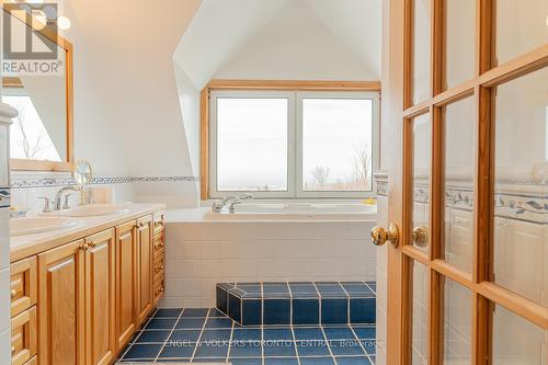 496083 Grey 2 Road, Blue Mountains, ON - Indoor Photo Showing Bathroom