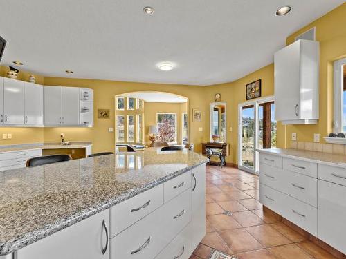 1890 Coldwater Drive, Kamloops, BC - Indoor Photo Showing Kitchen