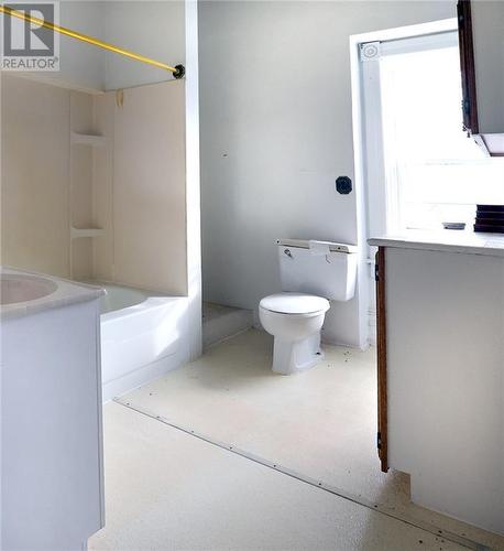 2nd level bath. - 13542 County Road 18 Road, Williamsburg, ON - Indoor Photo Showing Bathroom