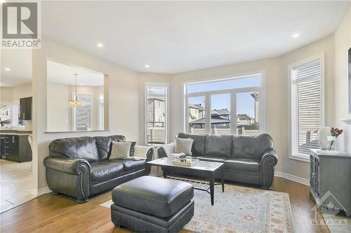 302 Saddleridge Drive, Ottawa, ON - Indoor Photo Showing Living Room