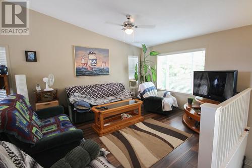1315 104 Avenue, Dawson Creek, BC - Indoor Photo Showing Living Room