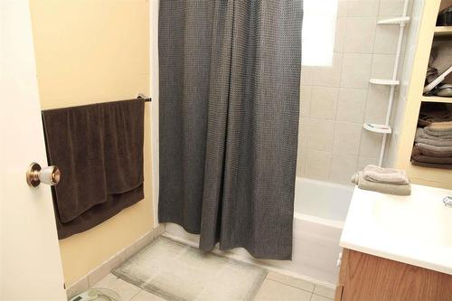 900 Cornwall Crescent, Dawson Creek, BC - Indoor Photo Showing Bathroom