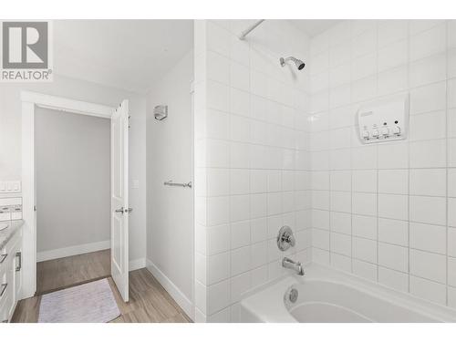 120 Homer Road, Kelowna, BC - Indoor Photo Showing Bathroom