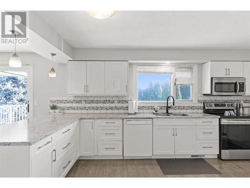 120 Homer Road, Kelowna, BC - Indoor Photo Showing Kitchen With Double Sink With Upgraded Kitchen