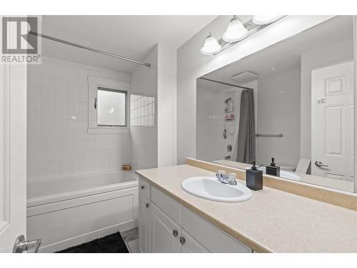 120 Homer Road, Kelowna, BC - Indoor Photo Showing Bathroom