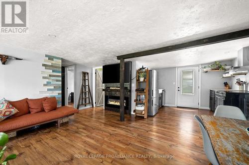 21569 Loyalist Pkwy, Prince Edward County, ON - Indoor Photo Showing Living Room