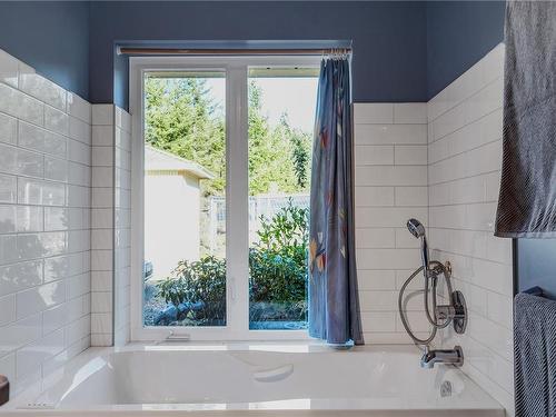 220 Irene Rd, Quadra Island, BC - Indoor Photo Showing Bathroom