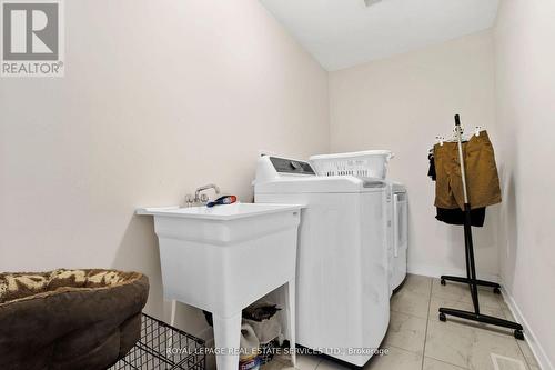 8697 Pawpaw Lane, Niagara Falls, ON - Indoor Photo Showing Laundry Room