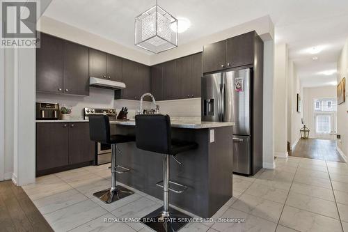 8697 Pawpaw Lane, Niagara Falls, ON - Indoor Photo Showing Kitchen With Upgraded Kitchen