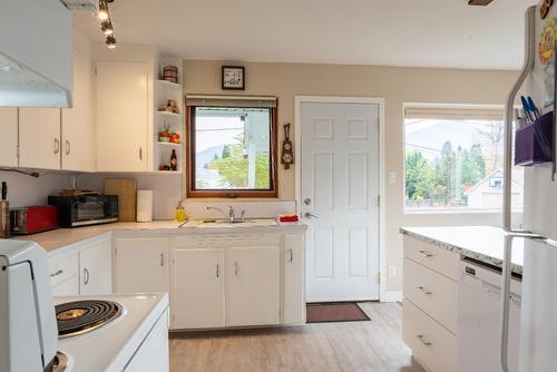 416 Olivia Crescent, Trail, BC - Indoor Photo Showing Kitchen