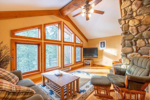 5328 Highline Drive, Fernie, BC - Indoor Photo Showing Living Room