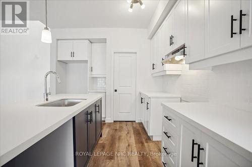 70 Beachwalk Cres, Fort Erie, ON - Indoor Photo Showing Kitchen With Upgraded Kitchen