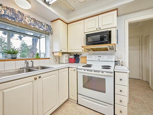 150 Corfield St North, Parksville, BC - Indoor Photo Showing Kitchen With Double Sink