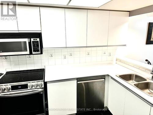#97 -55 Bristol Rd E, Mississauga, ON - Indoor Photo Showing Kitchen With Double Sink