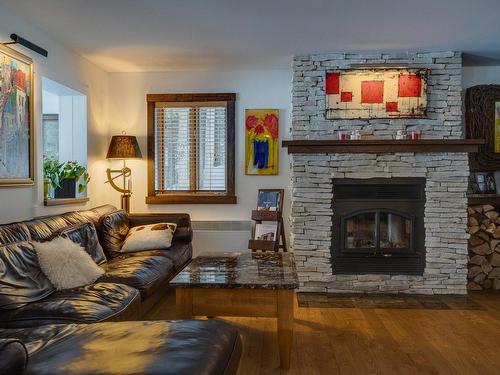 Living room - 22 Rue Des Vignes, Austin, QC - Indoor Photo Showing Living Room With Fireplace