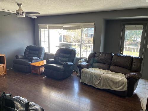 2728 8Th Ave, Port Alberni, BC - Indoor Photo Showing Living Room