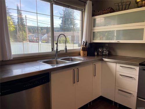 2728 8Th Ave, Port Alberni, BC - Indoor Photo Showing Kitchen With Double Sink