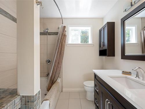 7793 Superior Rd, Lantzville, BC - Indoor Photo Showing Kitchen With Double Sink