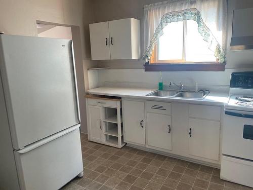 11 Johnson Avenue, Thunder Bay, ON - Indoor Photo Showing Kitchen With Double Sink