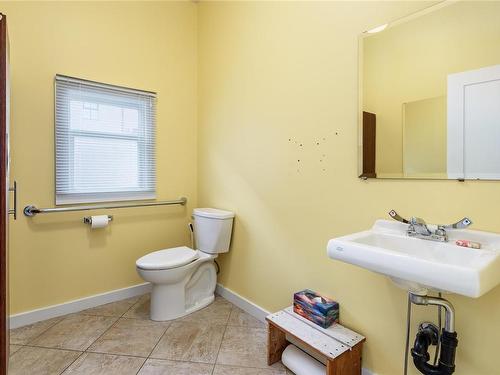 320 10Th St, Courtenay, BC - Indoor Photo Showing Bathroom