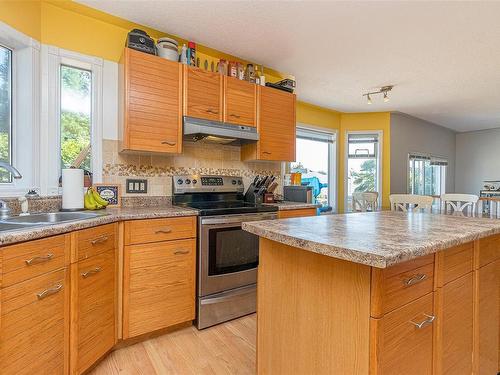 6006 Sunset Rd, Nanaimo, BC - Indoor Photo Showing Kitchen With Double Sink