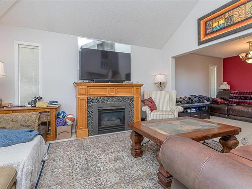 6006 Sunset Rd, Nanaimo, BC - Indoor Photo Showing Living Room With Fireplace