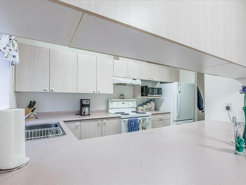 318-1685 Estevan Rd, Nanaimo, BC - Indoor Photo Showing Kitchen