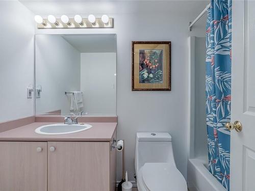 318-1685 Estevan Rd, Nanaimo, BC - Indoor Photo Showing Bathroom