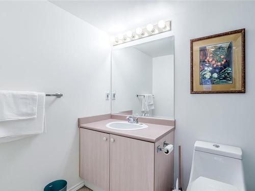 318-1685 Estevan Rd, Nanaimo, BC - Indoor Photo Showing Bathroom