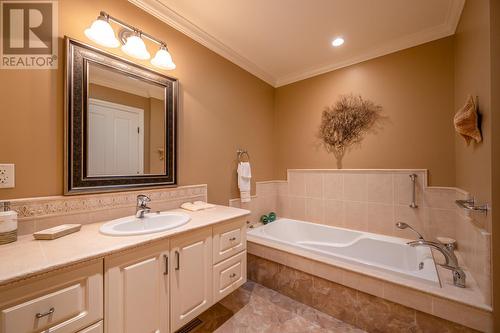 2514 Evergreen Drive, Penticton, BC - Indoor Photo Showing Bathroom