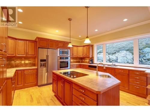 2514 Evergreen Drive, Penticton, BC - Indoor Photo Showing Kitchen
