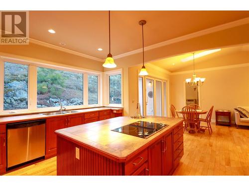 2514 Evergreen Drive, Penticton, BC - Indoor Photo Showing Kitchen With Double Sink